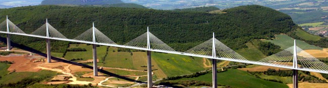 Die Brücke besteht aus Pfeilern und Ersatzzahn